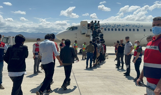 Afganistan uyruklu 296 kaçak göçmen ülkelerine gönderildi