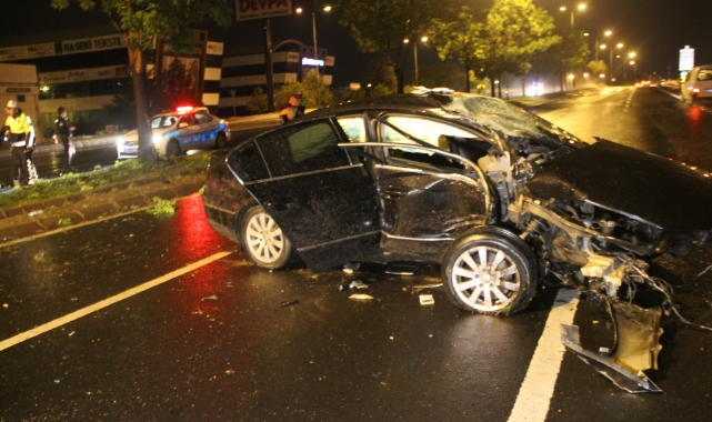 Ağaca çarpan otomobilin motoru karşı şeride uçtu