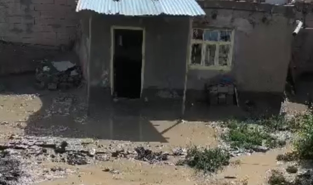Ağrı’da 3 ev selden zarar gördü