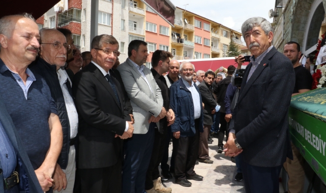 Ahmet Davutoğlu Eskişehir’de cenazeye katıldı