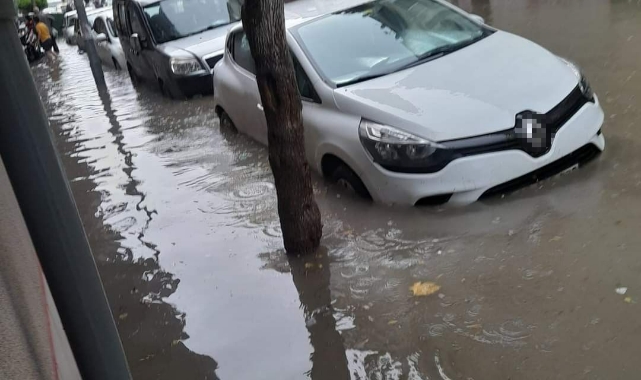 Akhisar'da sokaklar göle döndü