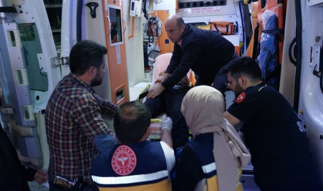 Akrabalar arasında kan döküldü! Yaralanan bir kişi, doktoru darbetti