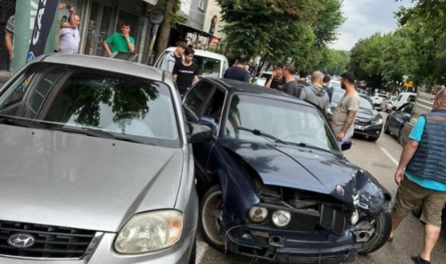 Alkollü sürücü park halindeki 3 araca çarptı