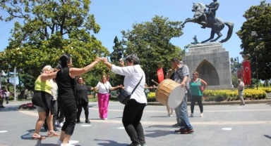 Almanya'dan gelen gurbetçiler davul-zurna eşliğinde eğlendiler