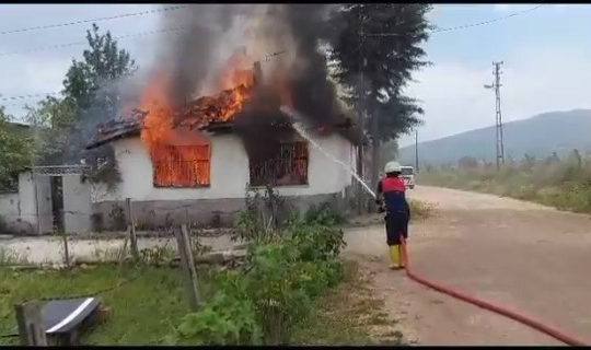 Amasya'da yaşlı kadının evi alev alev yandı