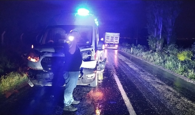 Ambulans otomobile çarptı, 3 sağlıkçı yaralandı