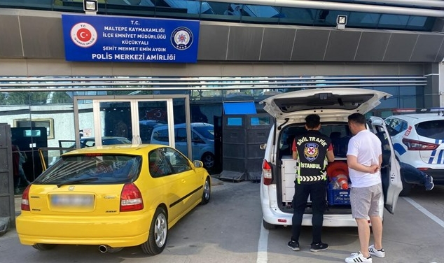 Ambulansa yol vermeyen 3 sürücüye para cezası