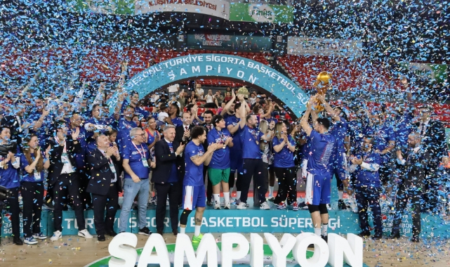 Anadolu Efes kupasını aldı