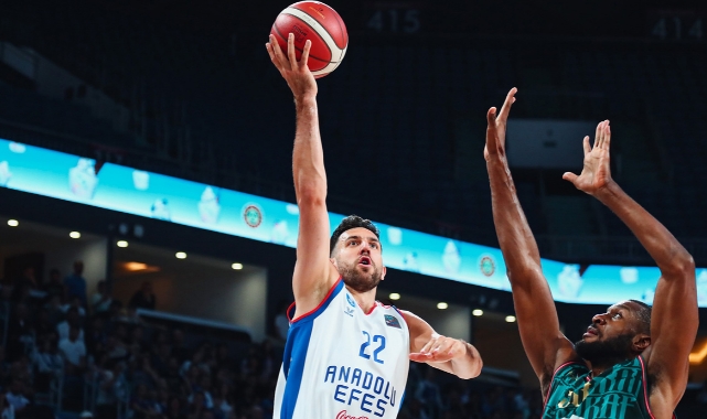 Anadolu Efes şampiyonluğa bir adım uzakta