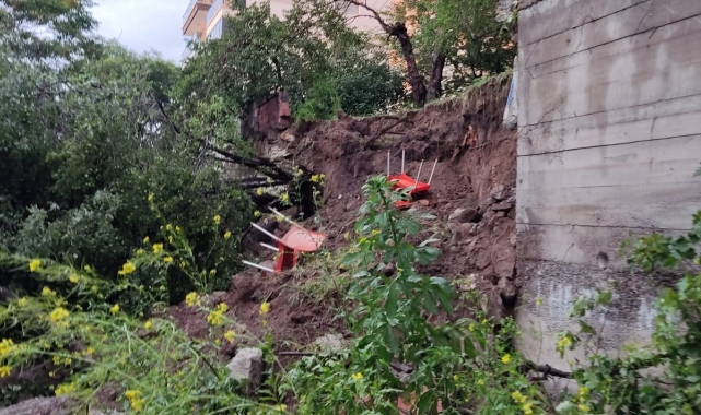 Ankara'da 4 katlı binanın istinat duvarı çöktü