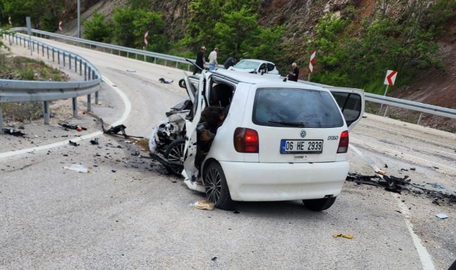 Ankara'da otomobiller kafa kafaya çarpıştı; 3 ölü, 4 yaralı