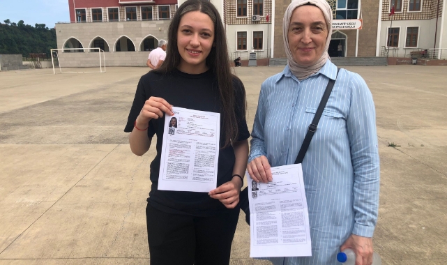 Anne kız aynı okulda sınava girdiler