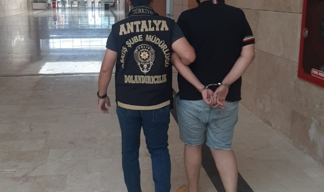 Antalya'da 288 bin liralık "mavi tik" dolandırıcılığı: 2 gözaltı