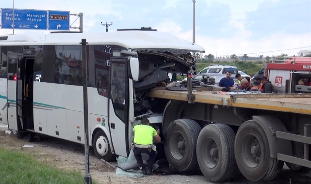 Antalya'da tur midibüsü TIR'a çarptı: 1 ölü, 5 yaralı