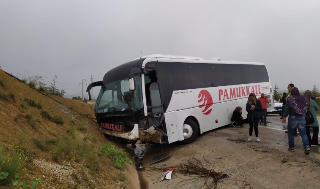 Antalya’da yoldan çıkan otobüs toprak yığınına çarptı