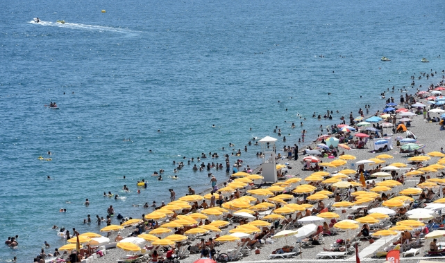 Antalya'nın sahillerinde yoğunluk yaşanıyor