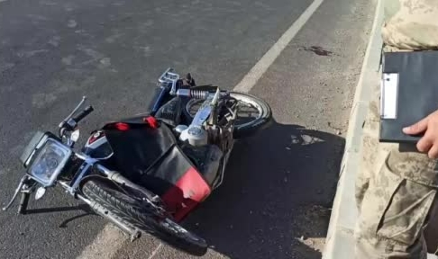 Aracın sıkıştırdığı motor devrildi