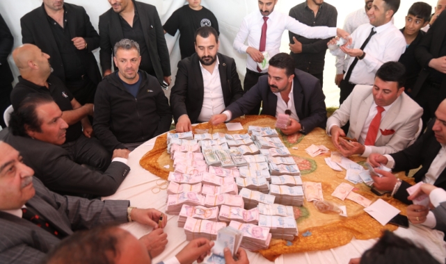 Aşiret düğününde damada 6 milyon lira, geline kilolarca altın takıldı