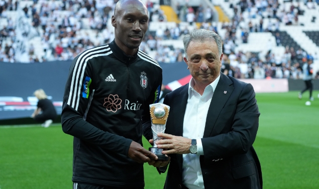 Atiba Hutchinson taraftarı ile vedalaştı