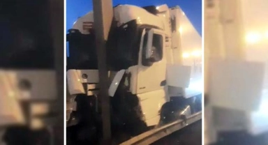 Avcılar’da TIR direğe çarptı