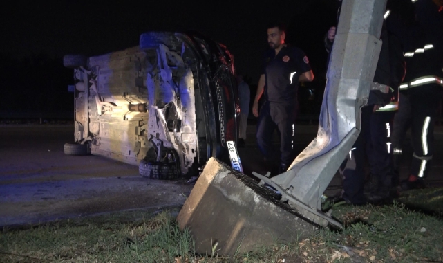 Aydınlatma direğine çarpan otomobildeki 2 kişi yaralandı