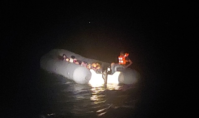 Ayvalık açıklarında 35 düzensiz göçmen yakalandı