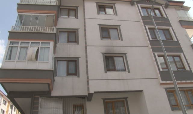 Babasını öldürdü, annesini yaraladı