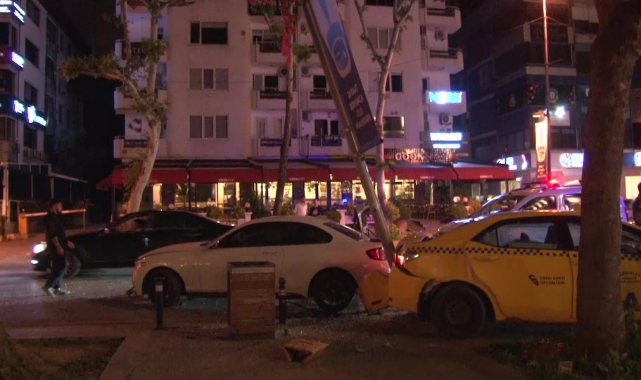 Bağdat Caddesi'nde taksi ile otomobil çarpıştı: 2 hafif yaralı