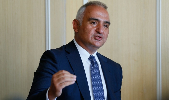 Bakan Ersoy: "Antalya'ya günlük 100 bin yabancı turist girişi oluyor"
