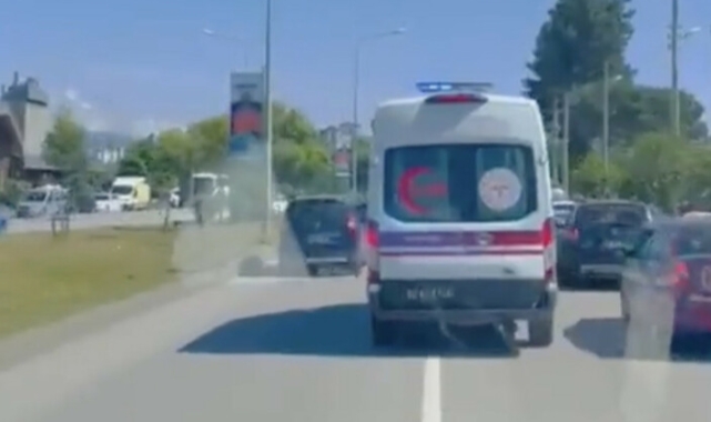 Bakan Koca'dan ambulansa yol veren sürücülere teşekkür