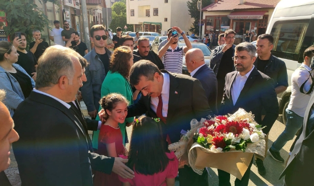 Bakan Tekin Erzurum'da hemşerileriyle bayramlaştı