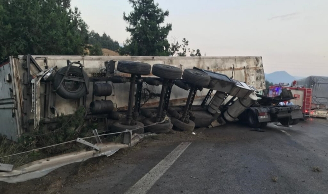 Bariyerlere çarpan TIR ters döndü! 1 ölü