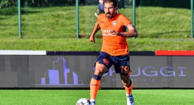 Başakşehir, Şener Özbayraklı'nın sözleşmesini uzattı