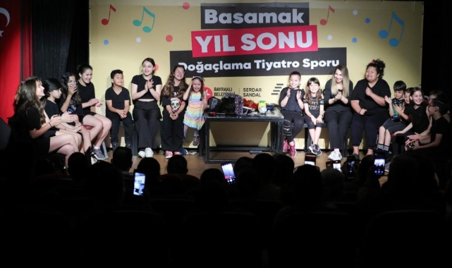 Bayraklılı tiyatrocular ayakta alkışlandı