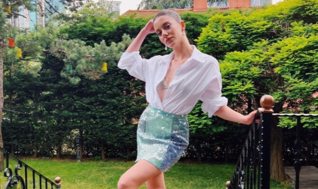 Beril Pozam'dan bikinili poz
