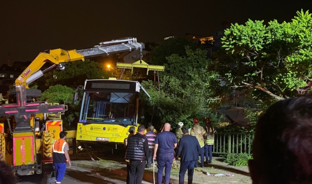Beykoz'da freni boşalan otobüs bir evin bahçesine düştü