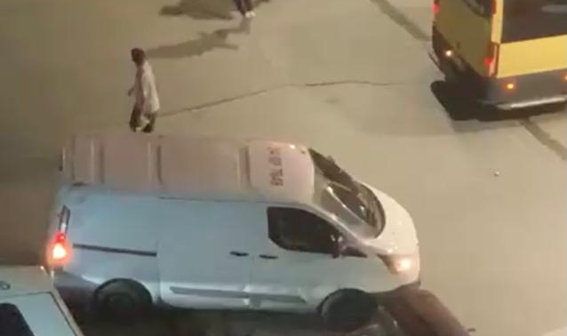 Beyoğlu'nda dehşet anları: Kavga ettiği kişilere otomobil ile çarptı