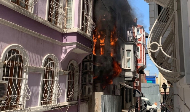 Beyoğlu'nda yangın paniği! Alev alev yandı