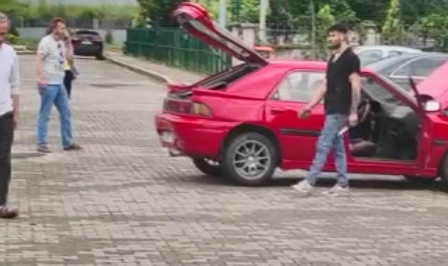 Bıçaklı şahıs önce yanındaki kadına sonra kendine zarar verdi