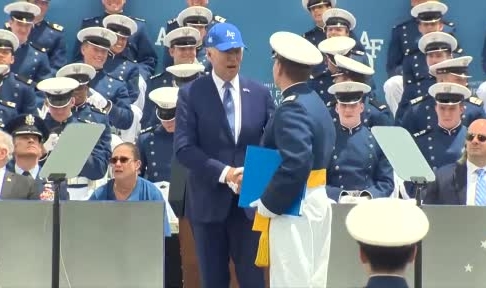 Biden sahneden ayrıldığı sırada yere düştü