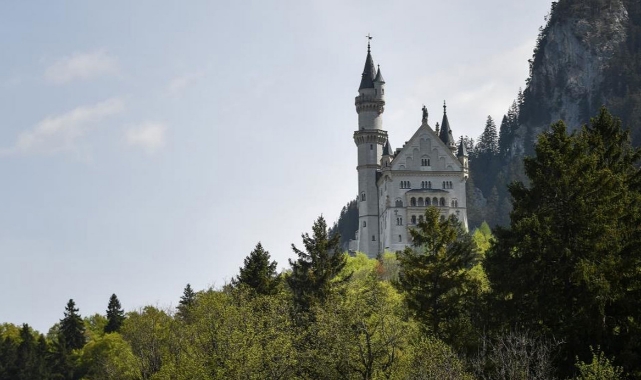 Bir kişi, iki turisti uçurumdan aşağı attı!
