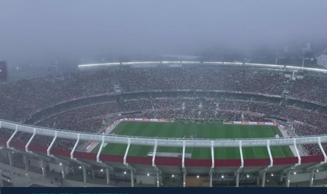 Bir taraftar tribünden düşerek hayatını kaybetti