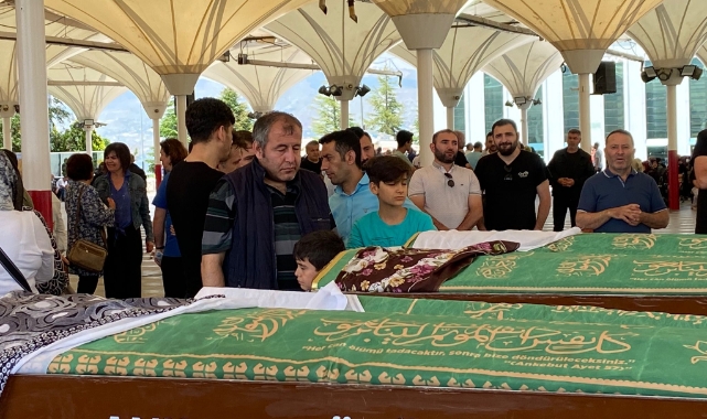 Böcek ilacından zehirlenen anne ile kızı toprağa verildi
