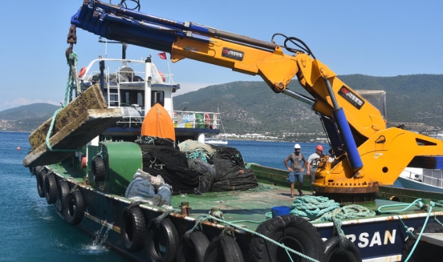 Bodrum'da denizin dibinden 10 ton 'katı atık' çıkarıldı