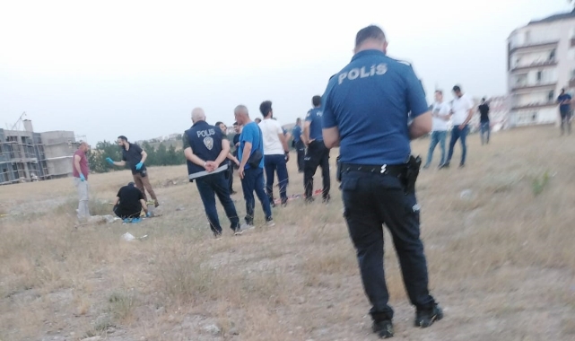 Boş arazide erkek cesedi bulundu