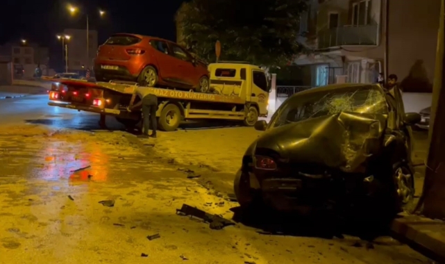 Bursa'da 2 otomobil kafa kafaya çarpıştı: 4 yaralı