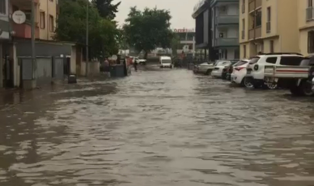 Bursa'da ağaçlar devrildi, otoparklar şelaleye döndü