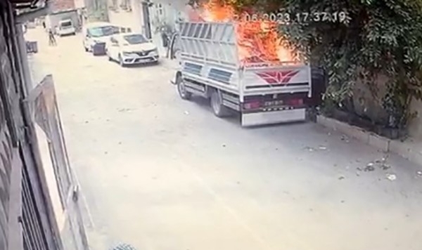 Bursa'da çocukların torpil attıkları kamyonet alev alev yandı