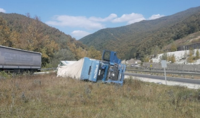 Bursa'da damperi takılan TIR şarampole yuvarlandı