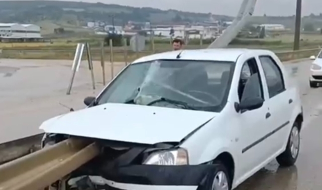 Bursa'da feci kaza! Otomobil bariyere saplandı